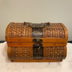 Vintage Woven Wicker Storage Chest Box Embossed Decorative Hardware Hinged Lid